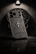 Chrome Cross Case – Elegancia oscura para tu iPhone🩶