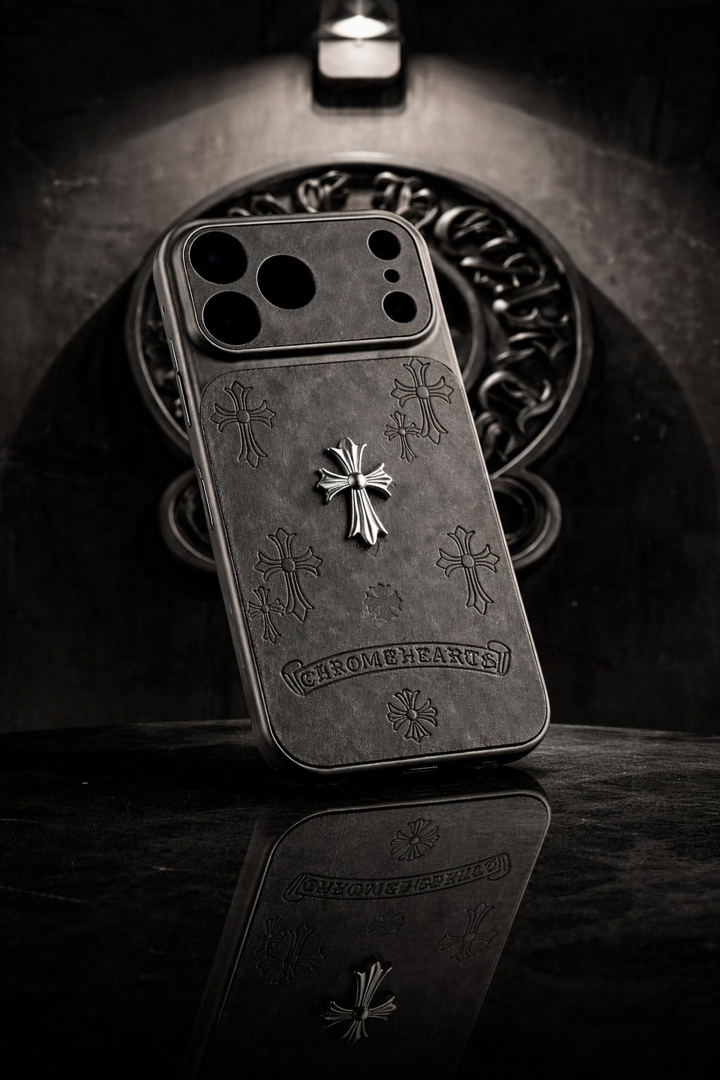 Chrome Cross Case – Elegancia oscura para tu iPhone🩶