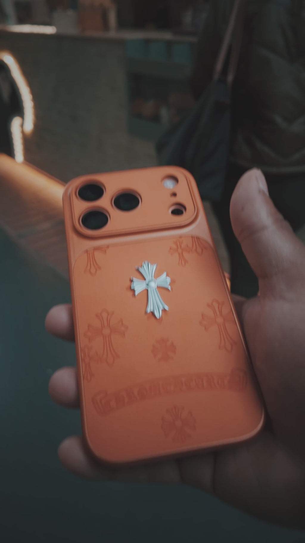 Funda Luxury Cross Edition – Diseño exclusivo y acabado premium🧡